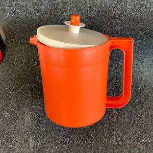 Vintage Tupperware pitcher 1.5 quart